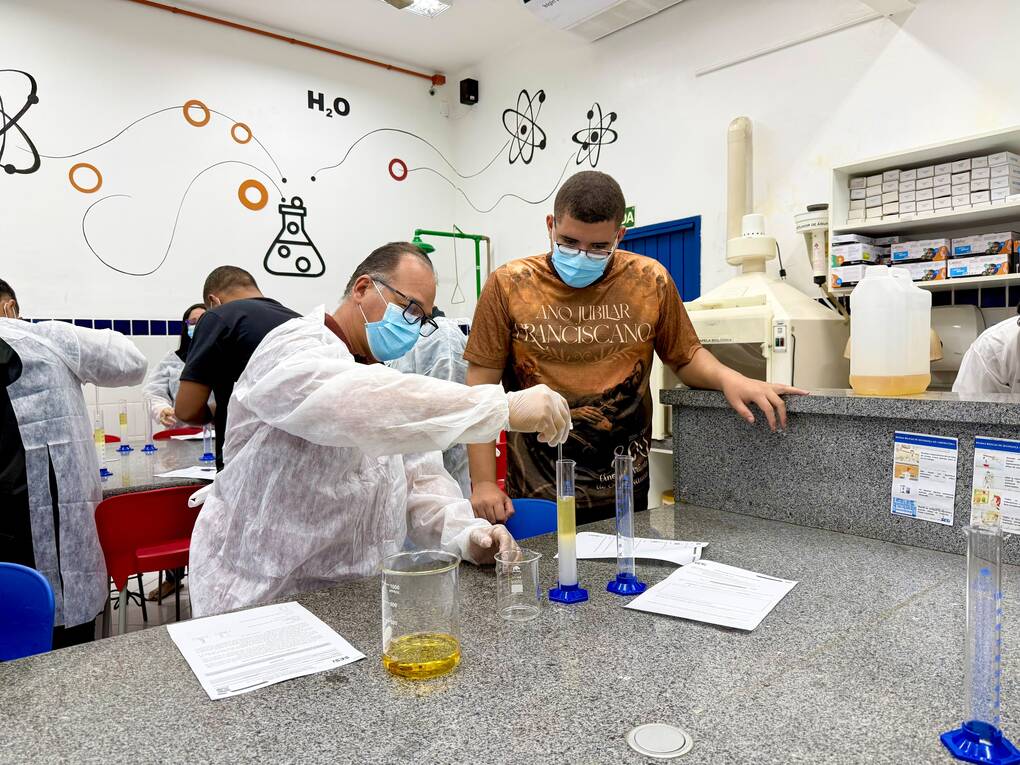 Estudantes da Nova EJA SESI vivenciam experiência científica sobre adulteração da gasolina